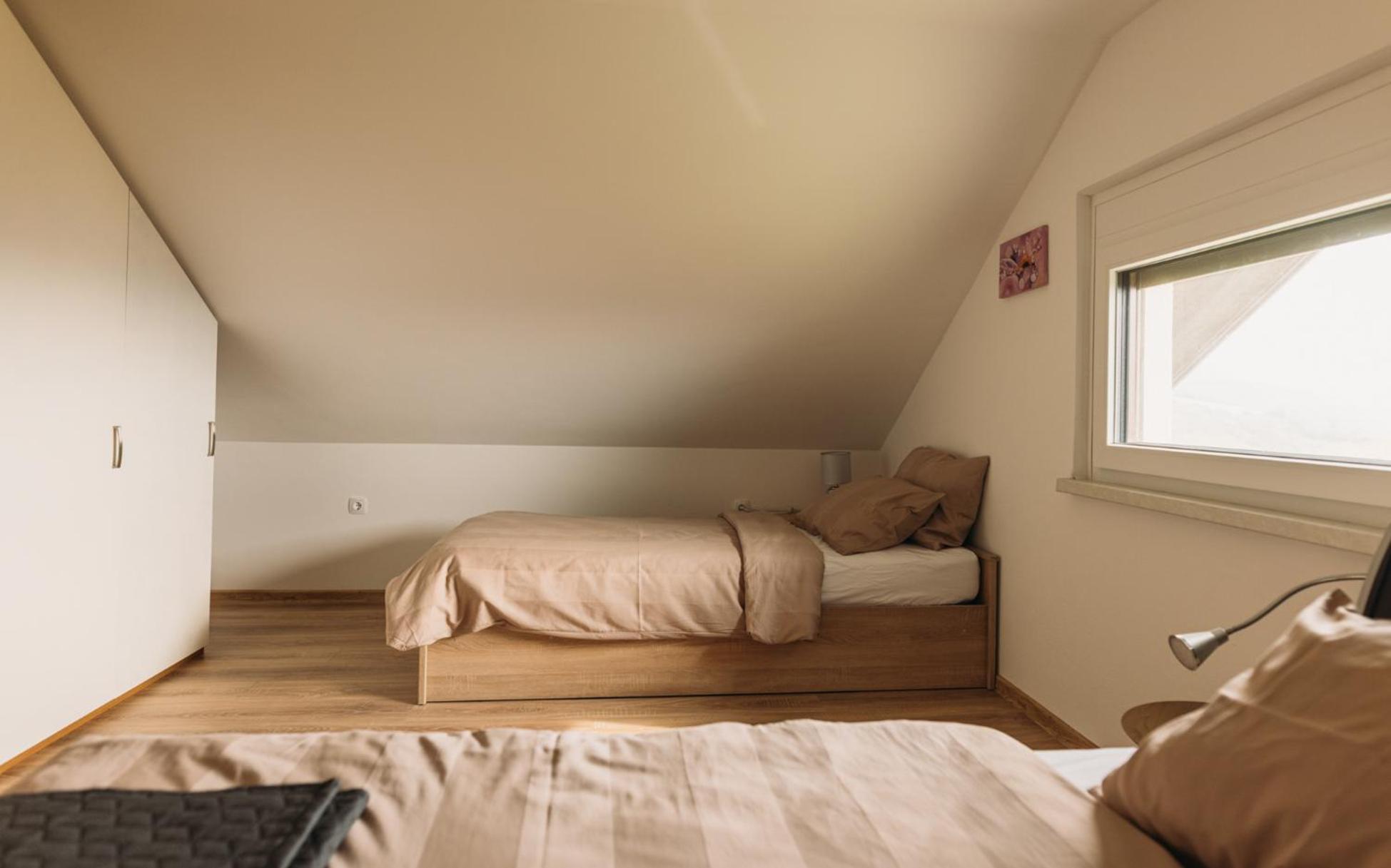 Apartma Hisa Na Ravnah With Hot Tub Pisece ภายนอก รูปภาพ
